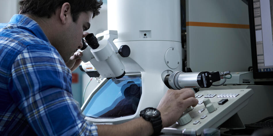 https://www.deakin.edu.au/__data/assets/image/0011/2781785/1856_950x475_research-banner.jpg