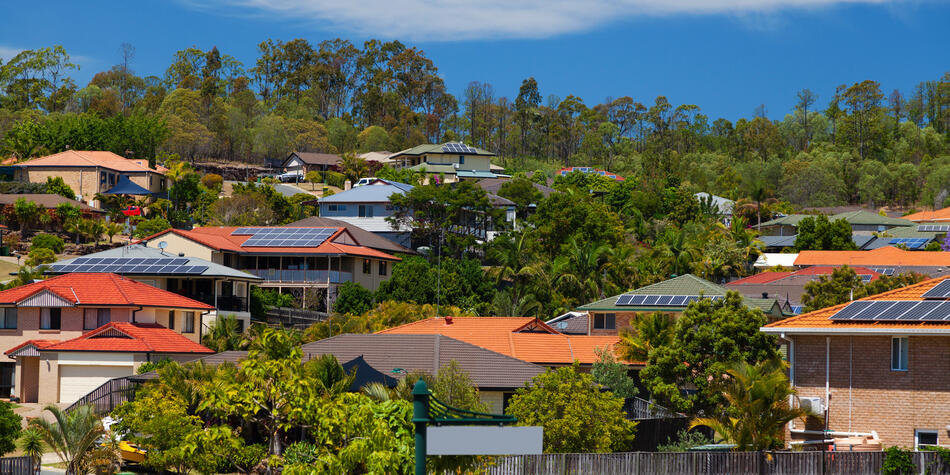 https://www.deakin.edu.au/__data/assets/image/0011/2882540/47035_950x475_solar-panel-roof.jpg