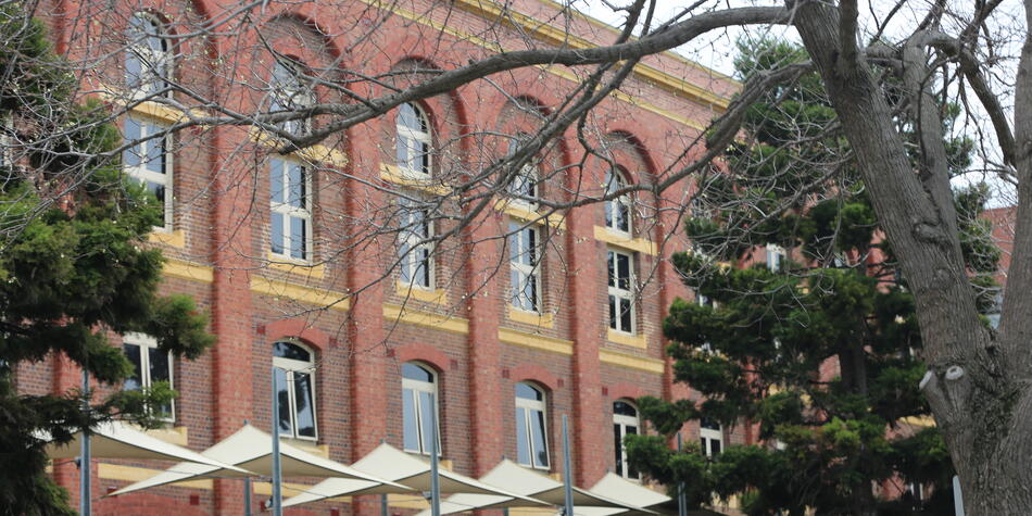 https://www.deakin.edu.au/__data/assets/image/0011/2910296/39877_950x475_waterfront.jpg
