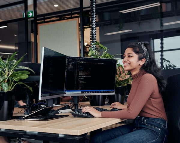 https://www.deakin.edu.au/__data/assets/image/0012/2784999/27775_Deakin-Software-Engineering_Simon-Shiff_0-77.jpg