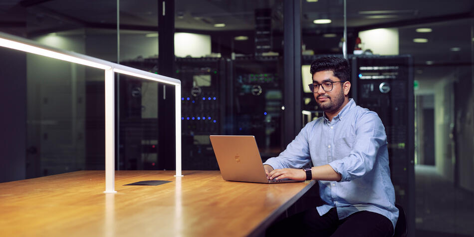https://www.deakin.edu.au/__data/assets/image/0012/2892495/43781_950x475_person-on-laptop.jpg