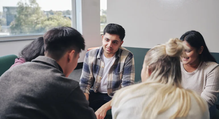 A group of Deakin marketing students in discussion. 