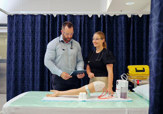 Supervisor and student in a hospital clinic 