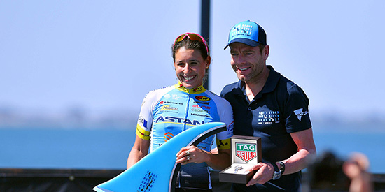 Cadel Evans handing over trophy at the Deakin road race