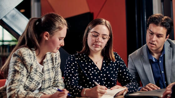 Deakin bachelor of criminology / laws students working together on campus.