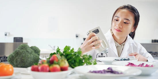 What's the difference between a nutritionist and a dietitian?