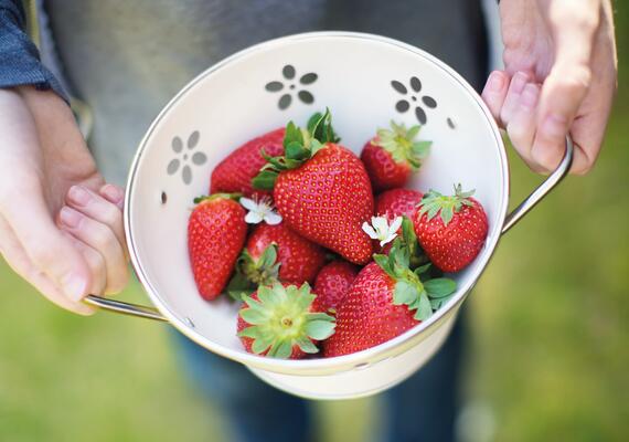 An arial photo of strawberries in a strainer