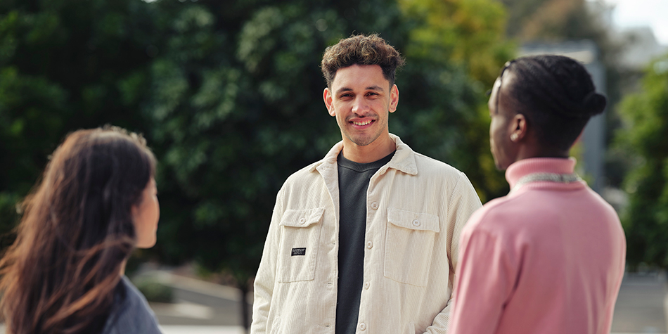 https://www.deakin.edu.au/__data/assets/image/0018/2500614/student_smiling_on_campus_950x475.jpg