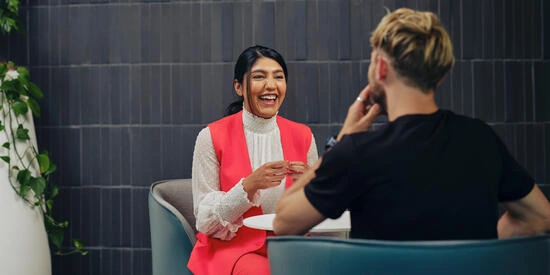 Two psychology students sitting and talking