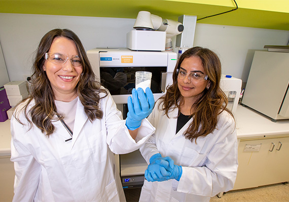 Dr Svetlana Stevanovic with Kapture CEO Raj Bagri in lab with fertiliser byproduct