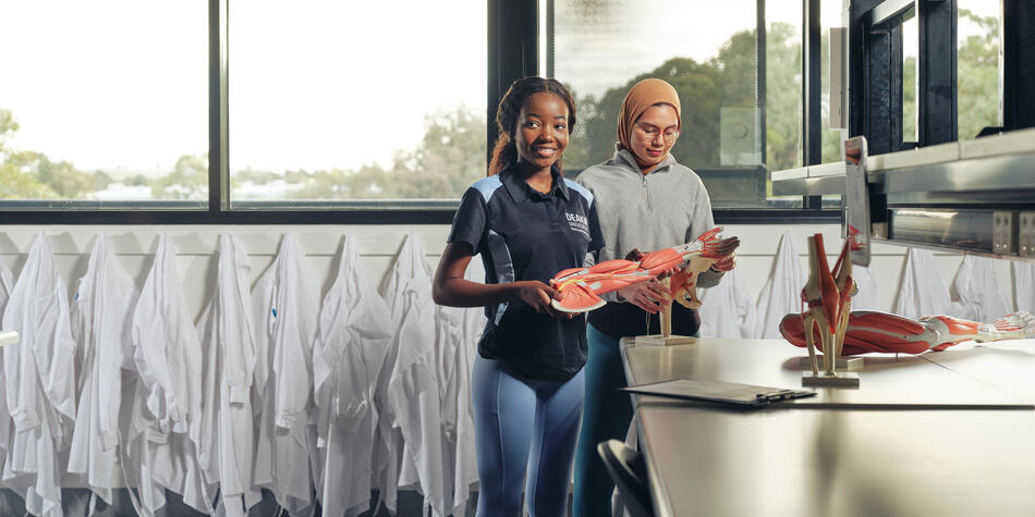 https://www.deakin.edu.au/__data/assets/image/0019/2501335/34325_Deakin-Health-Day-One_SimonShiff_0-495.jpg
