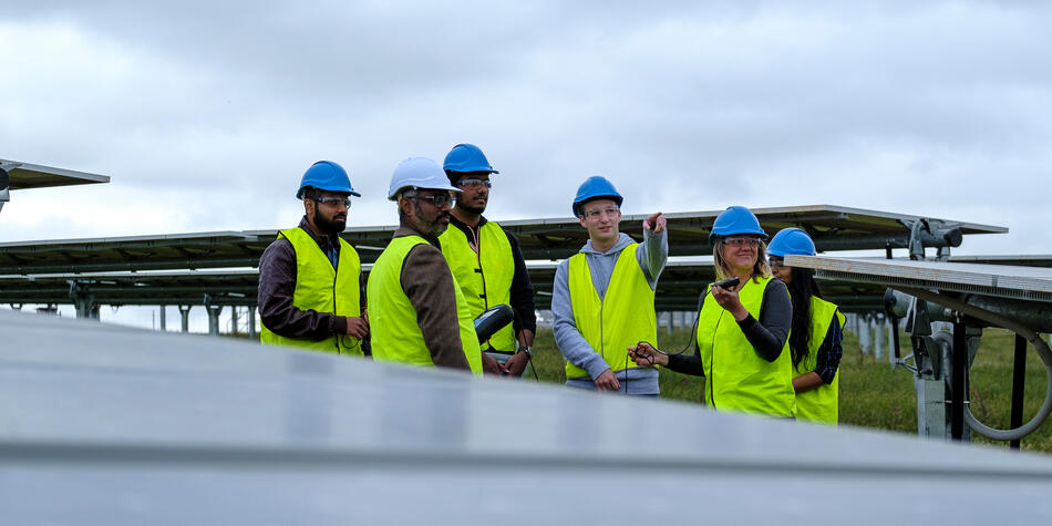 https://www.deakin.edu.au/__data/assets/image/0020/2672201/31753_microgrid_950x475.jpeg