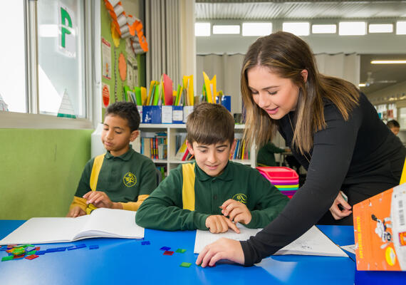 Deakin student Cassandra Cardullo on teaching placement at Pinewood Primary School.