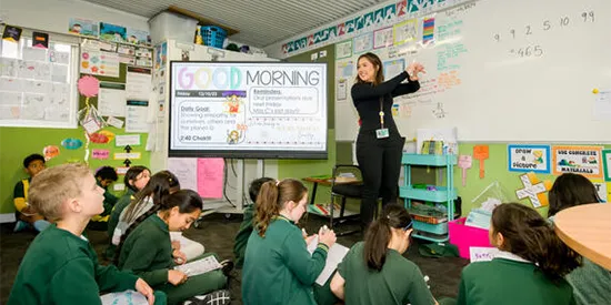 40255_550x275_education-ranking.webp Deakin student Cassandra Cardullo on teaching placement in classroom full of primary school students
