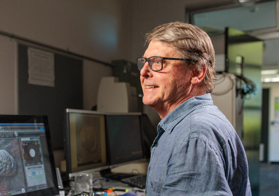 Head shot of Dr Mark Warne