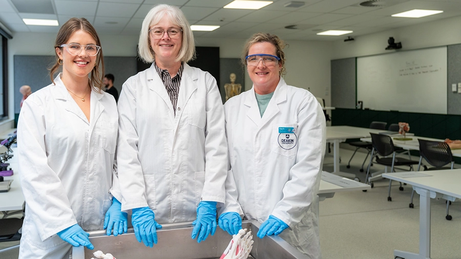 Medical Science Lecturer Di Hughes with two Rural Medicine Students standing next to Syn-D the synthetic cadaver.