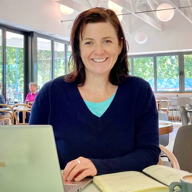 Profile image of Emily, Master of Communication graduate.