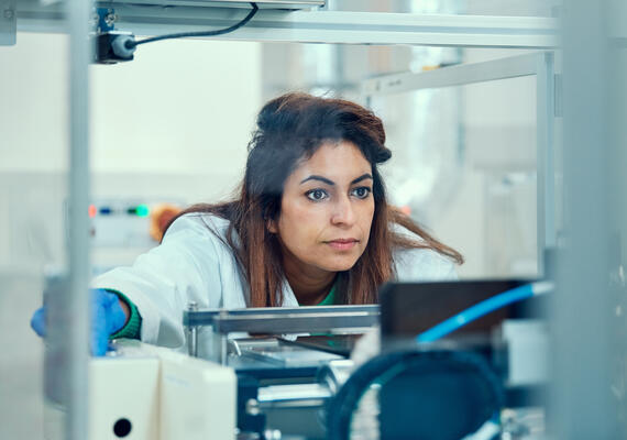 A researcher works in the Deakin Battery Hub