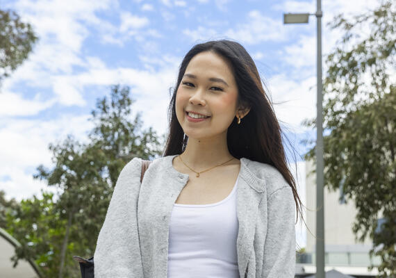 International student Evelyn from Vietnam standing outside Deakin Burwood Campus.