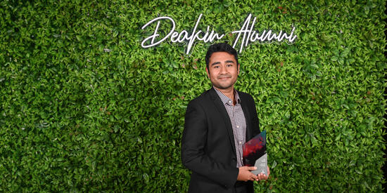 2023 Deakin Alumni Award winner Mr Abrar Aziz poses with his award.