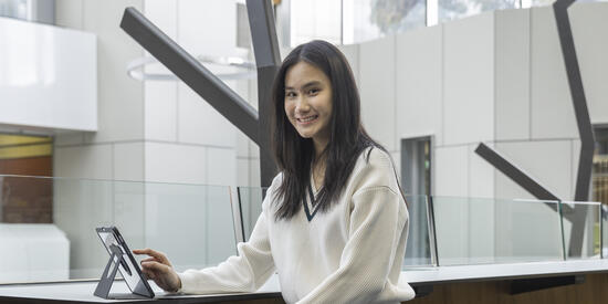 53859_550x275_malaysia-deakin-student A Deakin international student from Malaysia.