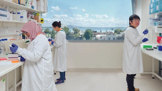 Two Deakin Master of Applied Science students in a lab.