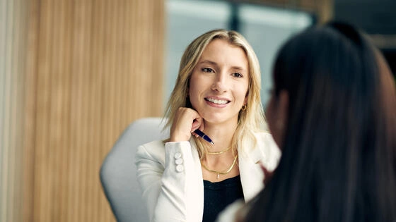 A Deakin HR student talk with another student. 