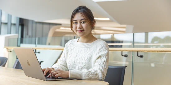 53877_550x275_Indonesia-deakin-student A Deakin international student from Indonesia.