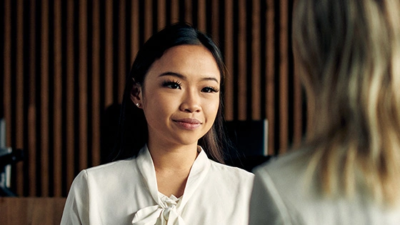Two Deakin Juris Doctor students chat. 