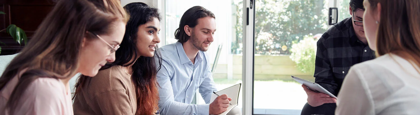 A group of Deakin postgraduate international relations students talk.