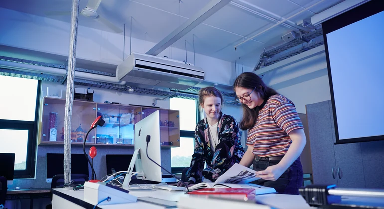 Two Deakin bachelor of fine arts students work in lab together.