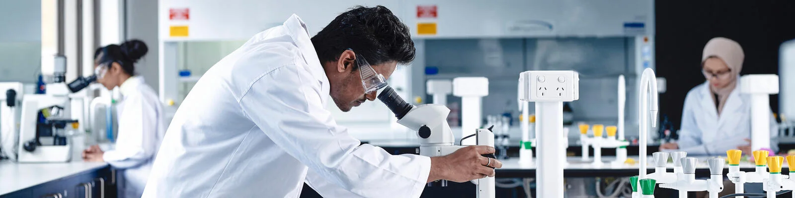 A Deakin science student uses a microscope in a lab. 