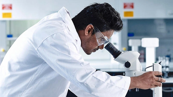 A Deakin science student uses a microscope in a lab. 