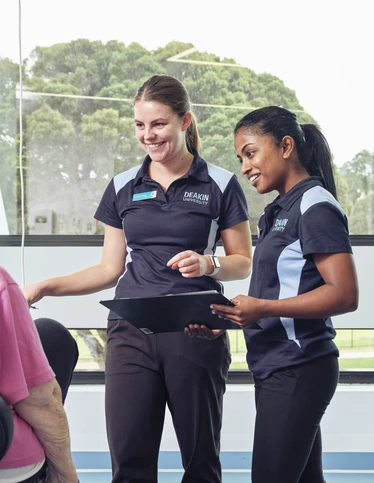 Two exercise and sport science students in the exercise clinic at Deakin.