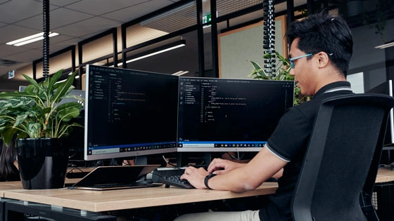 IT student works in Capstone Lab