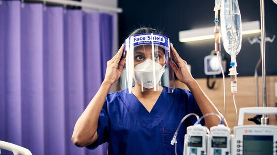 A Deakin Graduate Certificate of Advanced Nursing student wears PPE.